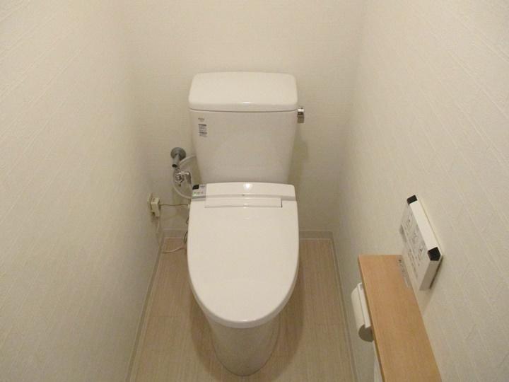 新しく交換したトイレはリクシルのアメージュZです。