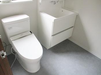 トイレはTOTOのピュアレストQRに交換しました。便器上部から渦を巻くようなトルネード水流でボウル全体をぐるりとまんべんなく洗浄します。少ない水を有効に使い、しつこい汚れも効率よく洗い流します。
