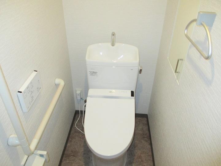 新しく交換したトイレは、TOTOのピュアレストQRです。