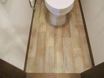 トイレ床を張替えました。サンゲツのさんのHM-5038ラスティオークです。木目がオシャレな床になりました。