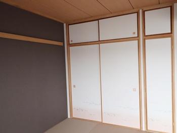 和室の壁一面をサンゲツの77-2087に張替えました。おしゃれな和室になりました。
