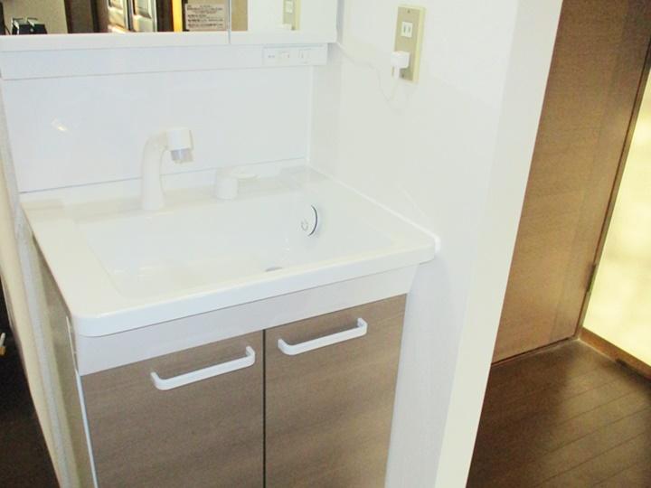 新しく交換した洗面台は、TOTOのVシリーズです。