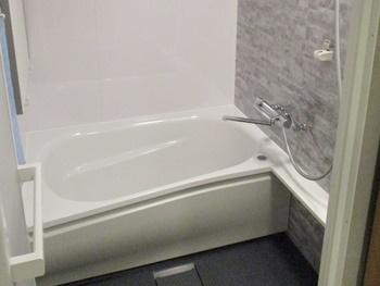 TOTOマンションリモデルバスルーム、ほっカラリ床と魔法びん浴槽が快適空間を演出
