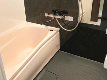 TOTOさんのマンションリモデルバス　魔法びん浴槽はお湯の温度が下がりにくいので入浴時間がバラバラなご家庭にぴったりです