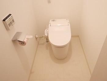 1階のトイレもNEWアラウーノVに交換しました。スゴピカ素材を採用したトイレなので、汚れが付きにくく、お手入れがラクラクです。