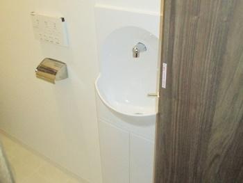 TOTOさんの手洗器付きトイレキャビネットを取り付けました。天井・壁のクロスはサンゲツのSP9558に張替えました。