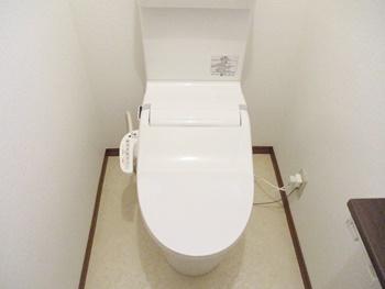 1階のトイレはパナソニックのNEWアラウーノVに交換しました。汚れがたまりやすい便器のフチ裏がないので、お掃除しやすいです。