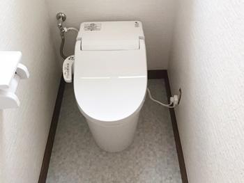 トイレはパナソニックさんのNewアラウーノVに交換しました。汚れの原因「水垢」が固着しにくい、スゴピカ素材でできているので、お掃除が簡単にできます。