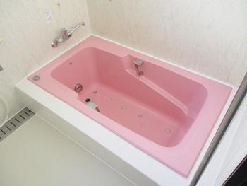 浴槽に防水補修を行って、カラーコーティングを施しました。新品同様に綺麗な浴槽になりました。