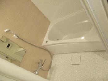 浴室はTOTOのマンションリモデルに交換しました。断熱材を包み込んだ魔法ビンのような構造のため、お湯の温もりを長時間キープします。