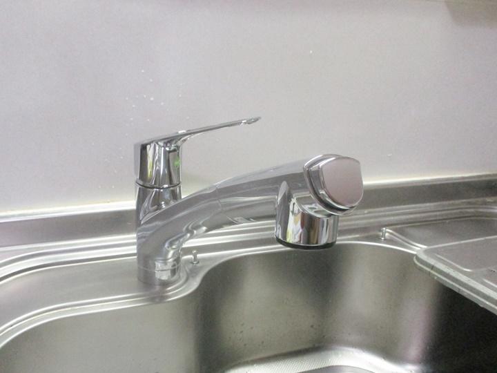 新しく交換した水栓は、KVKのシングルレバーシャワー付き混合栓です。