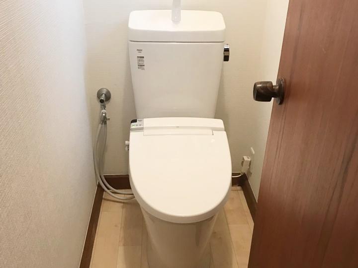 三浦郡葉山町にてトイレリフォーム工事と内装工事を行いました　トイレはリクシルさんのアメージュZにシャワートイレKAシリーズを組み合わせました　和室の畳をフローリングにし襖も張り替えました