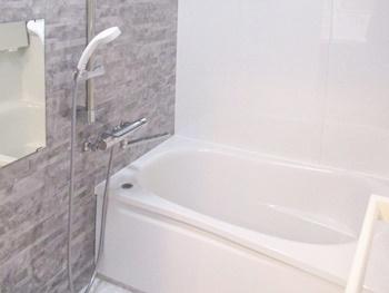 TOTOのマンションリモデルバスルームに交換しました。アクセントパネルをクレアライトグレーにしました。高級感のある素敵な浴室になりました。