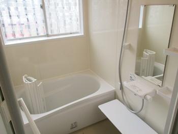 浴室をTOTOのサザナに交換しました。浴槽には出入り時にラクな浴槽フチがあります。カウンターや水栓はお掃除のしやすいデザインです。