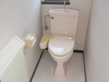 トイレの内装工事を行いました。新しく張替えたクッションフロアは、サンゲツのHM15112です。小石柄のおしゃれなクッションフロアです。