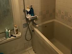 タイル張りの浴室から温かみのあるユニットバスにリフォームします　ゆったりとくつろげる浴室にします
