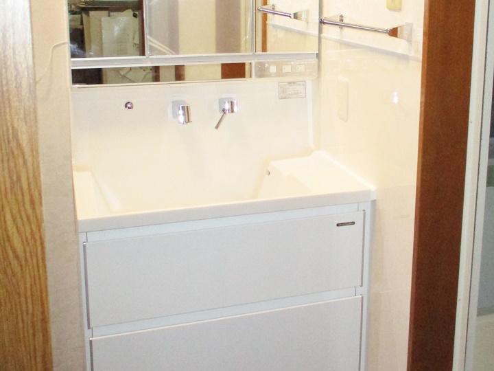 新しく交換した洗面台は、タカラのファミーユです。