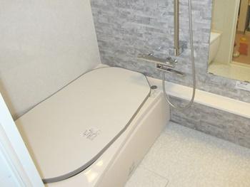 浴室はTOTOのマンションリモデルバスルームに交換しました。断熱材で包み込んだ魔法びんのような構造の浴槽なので、保温性が高いです。