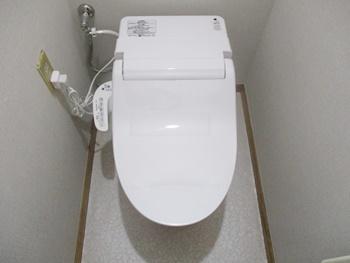 トイレはパナソニックのNEWアラウーノVです。有機硝子系の素材で出来ているので、割れ、ヒビ、キズに強く、汚れが固着しにくいのが特徴です。