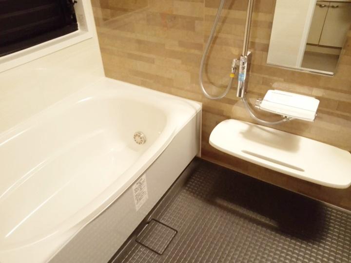 新しく交換した浴室は、リクシルのアライズです。