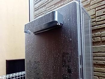 新しく交換した給湯器は、パロマさんのFH-2010AWです。お湯はりから、おいだき、保温まで自動の給湯器です。