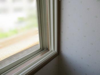 窓にはリクシルのインプラスを取り付けました。断熱効果・結露軽減・遮音効果・UVカット・侵入抑止効果・経済性の6つのメリットがあります。