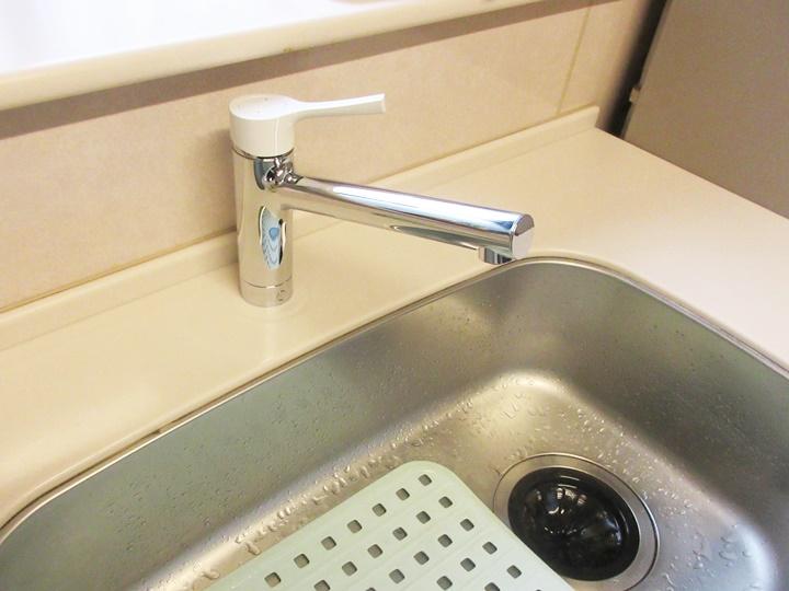 キッチンの水栓をTOTOの台付シングル混合水栓に交換しました。
