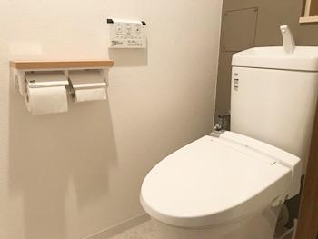 リクシルさんのアメージュZ　シャワートイレKAシリーズを組み合わせた手洗い付きのウォシュレットトイレ　トイレタンク後ろの壁紙にアクセントカラーを取り入れシックなトイレ空間になりました