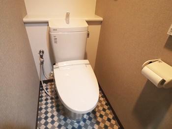 トイレの内装工事も行いました。クッションフロアはサンゲツのHM4136に張替えました。おしゃれな空間になりました。