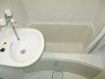 FRP浴槽はヨットの船体や船底などで使われている繊維強化プラスチックを素材にした浴槽なので、防水性が高いです。