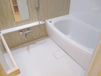 浴室はTOTOのマンションリモデルバスルームに交換しました。断熱材で包み込んだ魔法びんのような構造の浴槽なので、保温性が高いです。