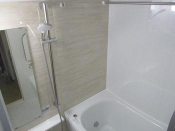 浴室はTOTOのマンションリモデルに交換しました。軽い力で開け閉めできるラクかるふろふたと、魔法瓶の様な構造の浴槽で保温効果抜群です。冬場でも快適に入浴を楽しめます。
