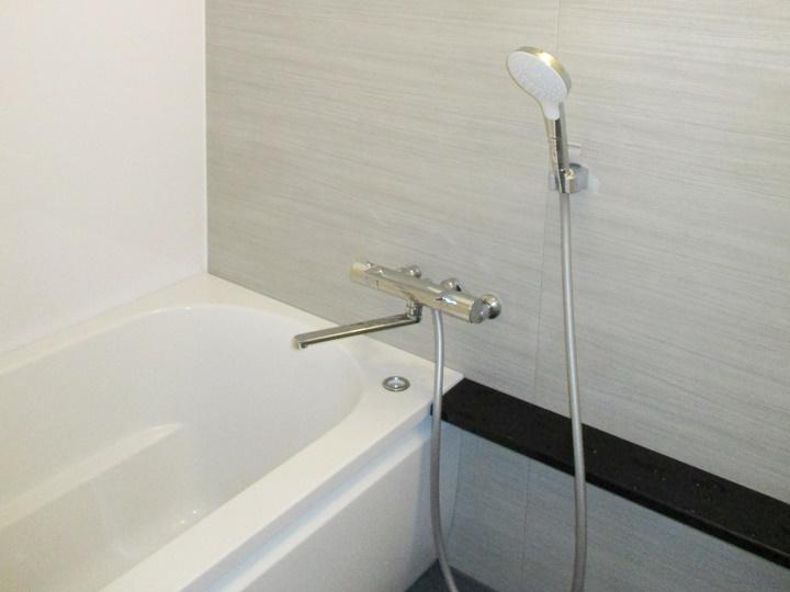 新しく交換したお風呂はTOTOのマンションリモデルバスルーム、洗面台はTOTOのFシリーズです