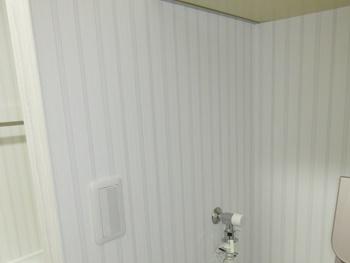 洗面所の壁紙は、サンゲツのSP2890に張替えました。ストライプ柄のおしゃれな壁紙です。