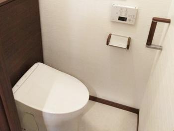 TOTOさんのレストパル　トイレの背面部分にちょっとしたキャビネットカウンターがついています　実はこのキャビネットの下部に配線類が収納できるのでトイレ内がスッキリします