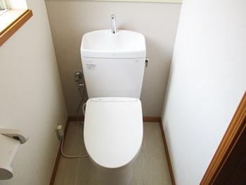 トイレはTOTOのピュアレストQRに交換しました。汚れがたまりやすく、お掃除のしにくい便器のフチ裏の窪みが浅いので、汚れを拭き取りやすいです。