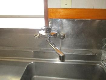 キッチンの水栓を単水栓から混合水栓に交換しました。レバーで簡単に操作できます。