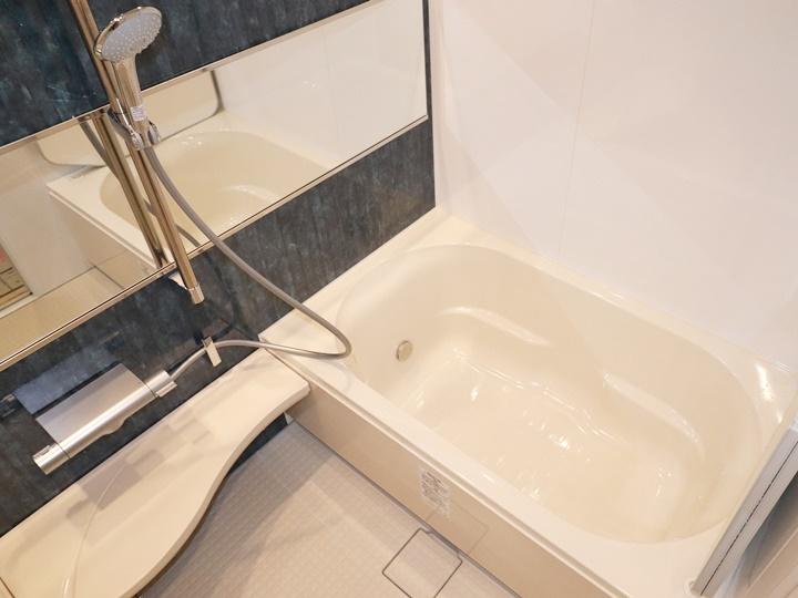 新しく交換した浴室は、リクシルのリノビオVです。