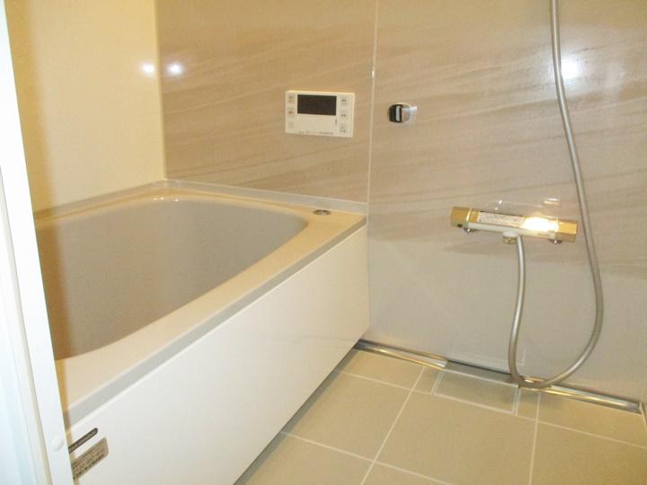 新しく交換した浴室は、タカラのエメロードです。