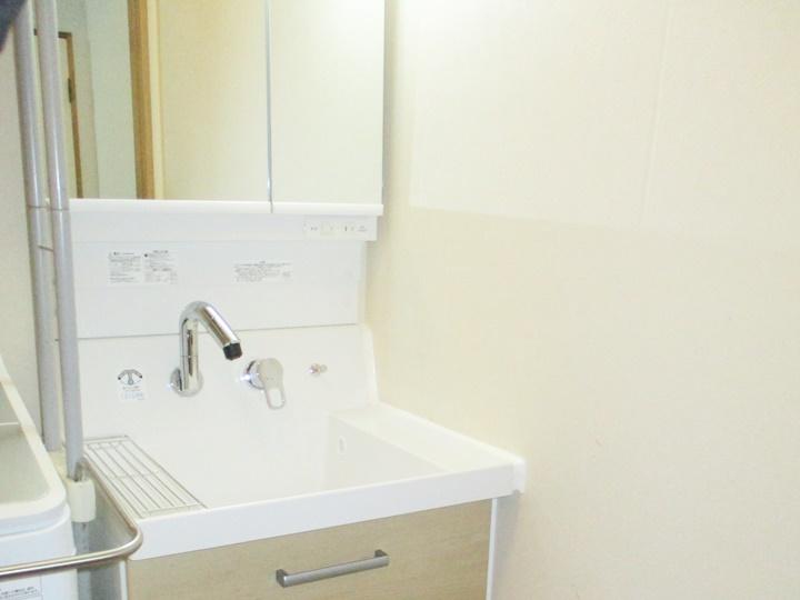 新しく交換した洗面台は、リクシルのピアラです。