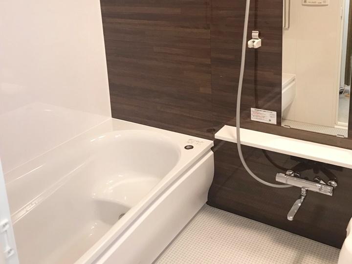 TOTOさんのマンションリモデルバスルーム　お湯の温度が下がりにくい魔法びん浴槽に柔らかくて暖かいほっカラリ床　スリムカウンターに節水してくれるエアインシャワー　嬉しい機能が満載です