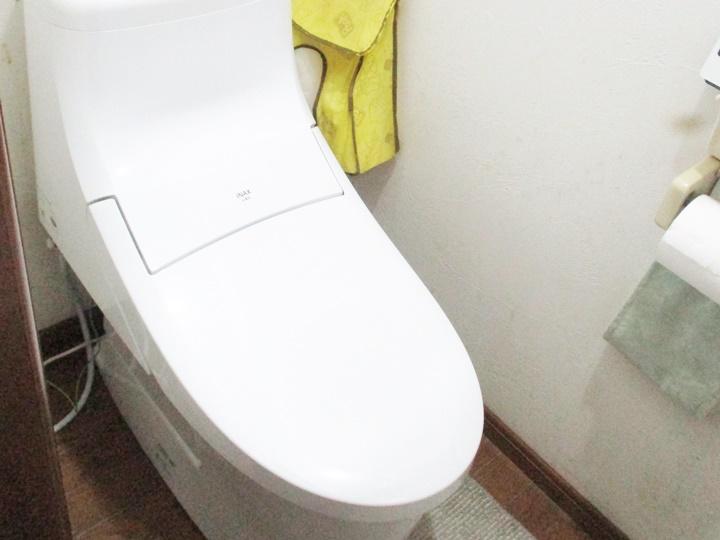 新しく交換したトイレは、リクシルのアメージュZAです。