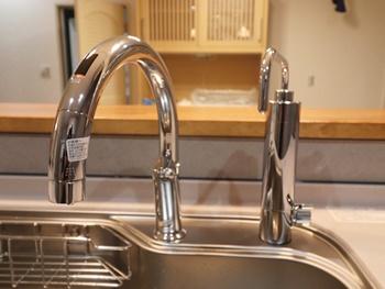 水栓はハンドシャワータッチレスタイプに交換しました。センサーに手をかざすだけで水を出したり止めたりできるので、どこにも触れることなく、どこも汚すことなく洗うことができます。