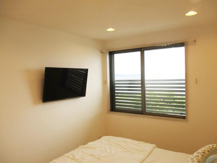横須賀市の戸建てリノベーション。お風呂・サウナ・洗面脱衣所をなくし、洋室へリノベーションします。大きな窓はそのまま活かし、開放的で過ごしやすい洋室にします。洋室の壁は調湿効果のある漆喰仕上げで年間を通じて過ごしやすい部屋にします