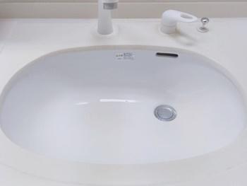 新しく交換した洗面ボウルは、TOTOのアンダーカウンター式洗髪洗面器L587UQです。ボウル交換と一緒に埋め込み収納棚も取り付けました。