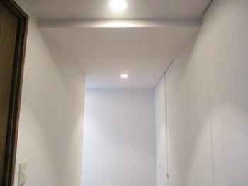 廊下の天井と壁のクロスをサンゲツのSP9502に張替えました。明るい廊下になりました。
