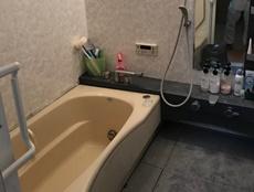 全体的に暗めな浴室は明るく清潔感のある空間にリフォーム　アクセントパネルではなく四面同色で高級感のある浴室
