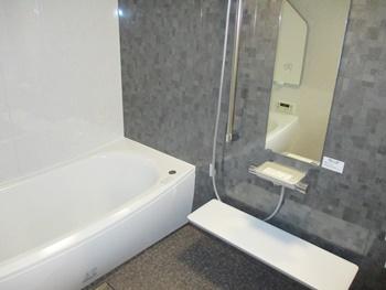 浴室はTOTOのマンションリモデルバスルームに交換しました。カウンターや水栓は汚れがたまりにくいデザインなので、お掃除が簡単です。