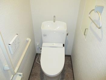 トイレはTOTOのピュアレストQRに交換しました。汚れがたまりやすく、掃除がしにくい便器のフチ裏の窪みが浅いので、汚れを拭き取りやすいです。