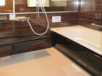 TOTOのサザナは、保温効果の高い浴室です。断熱素材を使用したほっカラリ床は、膝をついても痛くない床です